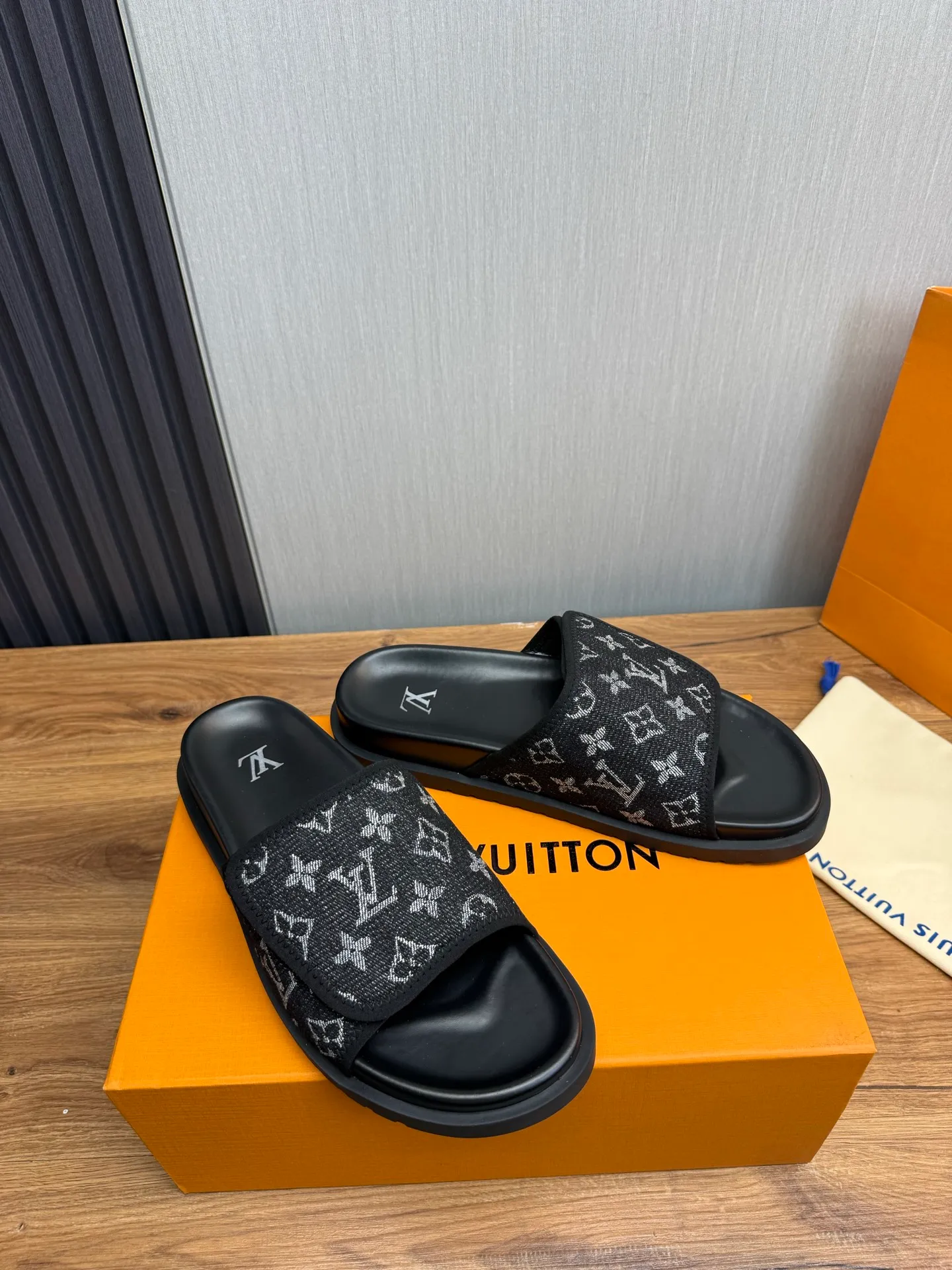 Men's shoes 💰340💰 ▪️LV's popular Little Red Book popular slippers hot sale: 1 shipment✅ Super textured and comfortable slippers, original TPU outsole. Authentic counter box drawer box packaging 🎁Size 38-45